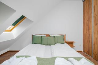 Stylish Green Flat with Balcony in Quiet Area - 8