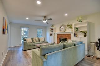 Fully Updated! Suburb Stay Near Sugarloaf Mills - 2