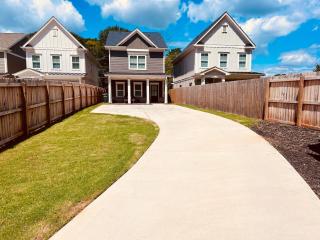 Chic 3B w King Suite near Marietta Sq Fenced Yard - 6