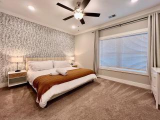 Chic 3B w King Suite near Marietta Sq Fenced Yard - 7