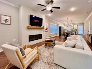 Chic 3B w King Suite near Marietta Sq Fenced Yard - 5