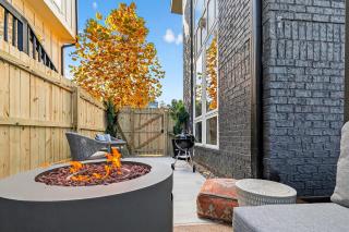 NEW Design, Hot Tub, Fire Pit Lounge & Close to DT - 4