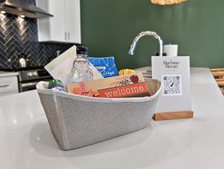 NEW Design, Hot Tub, Fire Pit Lounge & Close to DT - 1