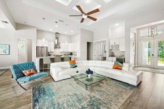 Kokomo-Modern Home with Tiki Hut - 6