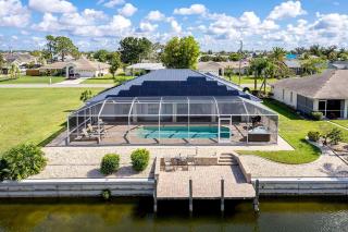 La Florida is a spacious 3bedroom home in SE Cape Coral with a serene freshwater canal view - 8