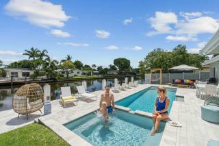 Waterfront Oasis Private Pool Pool Table - 9