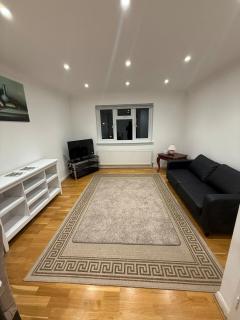Modern Comfort Near Gatwick, Three Bridges & M23! - 9