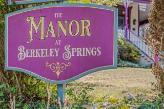 The Manor - Historic Mansion, Wifi, Covered Porch, Screen Porch, King Bed, Walk to Spas, Shops & Restaurants - Berkeley Springs - 9