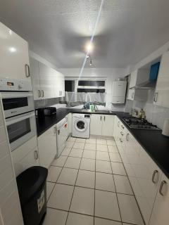 Modern Comfort Near Gatwick, Three Bridges & M23! - 8
