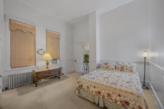 The Manor - Historic Mansion, Wifi, Covered Porch, Screen Porch, King Bed, Walk to Spas, Shops & Restaurants - 1