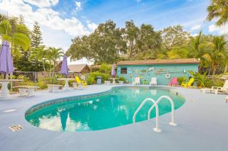 Unwind Poolside and Walk to Lake! Okeechobee Getaway - 9