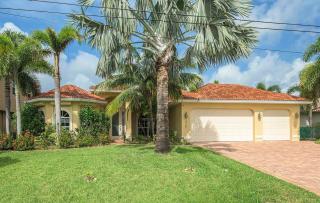 Marais is a Sunset Villa with a Pool and Canal Views Kayaks and Spa - 7