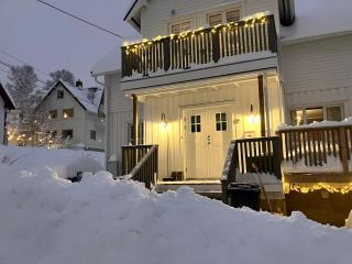 Lys, koselig og sentrumsnær leilighet i stille villastrøk! - 0