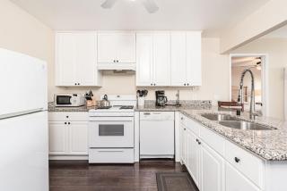 Cozy 1Br Beach Retreat W Balcony, One Block From The Sand By Beachview Rentals - 6