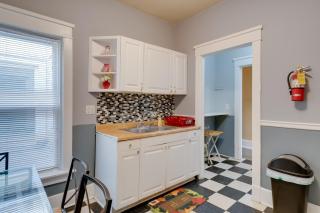 Walkable Racine Retreat! 1 Mi to Lake Michigan - 2