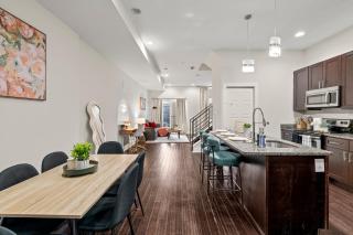 Luxury 3BR Rooftop Apartment Walk to MET and Metro - 2