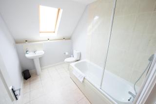 Space Apartments - 3 bed town house- Superking Beds-fast WI-FI-Parking - 9