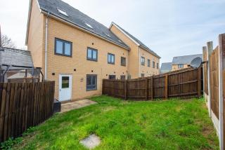 Space Apartments - 3 bed town house- Superking Beds-fast WI-FI-Parking - 7