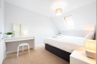 Space Apartments - 3 bed town house- Superking Beds-fast WI-FI-Parking - 4