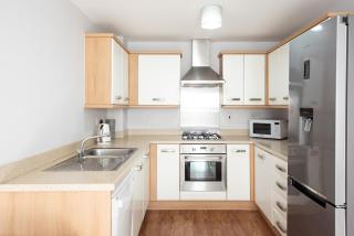 Space Apartments - 3 bed town house- Superking Beds-fast WI-FI-Parking - 2