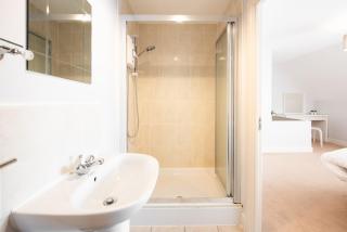 Space Apartments - 3 bed town house- Superking Beds-fast WI-FI-Parking - 1