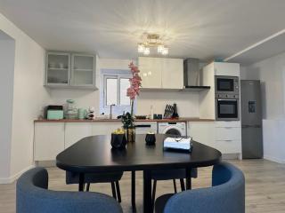 Charming Seaside Flat - 8