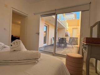 Charming Seaside Flat - 0