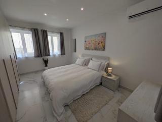 Marina's Edge Apartment Sea View - 2