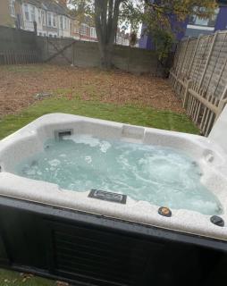 Stylish Wembley Home with Hot Tub, Parking & Garden - 9