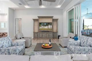 Mystique - Luxury Waterfront Home - 4