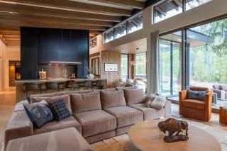 Mountain Lake Luxury Ski Chalet - 9