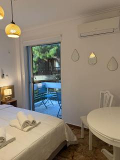 Boho Coastal Retreat with Jacuzzi, 1 min to Beach - 9