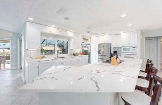 Pelican - Yacht Club Area Vacation Home with Direc - 1