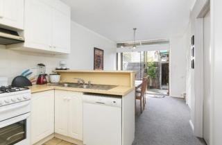 Modern 2BR Apartment North Adelaide - 1