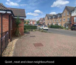 Furnished 1 Bed ensuit independent space with Parking - 4