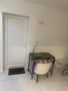 Furnished 1 Bed ensuit independent space with Parking - 3