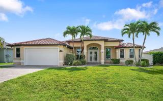 Silhouette - Upscale Home with Relaxing Outdoor Living - 4