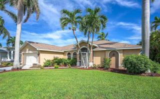 Sunset Pier - Cozy waterfront Vacation Rental Cape - 0