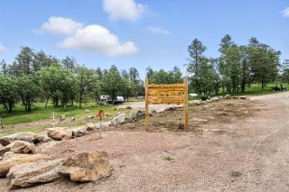 Glamping in Nature Near Mt Rushmore - 1
