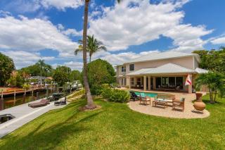 Sunnyside - Pool, Hot Tub & Direct access to River - 0