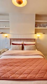 Meredith Mews Ideal location Free on site parking - 0