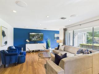 Azure - Sparkling Pool - Pool Table - In Old Town - 4