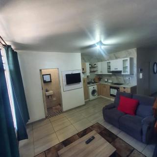 Effortless Budget Apartment Southernwood - 2