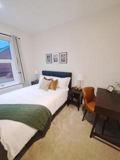 Central Park View - Modern & Stylish 2 Bed Apartment - Great Location - 3