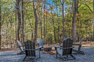 The Fern -- Private - Pet Friendly - Fireplace - River Access - Fire Pit - EV Station - 8