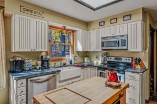 The Fern -- Private - Pet Friendly - Fireplace - River Access - Fire Pit - EV Station - 4