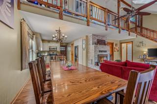 The Fern -- Private - Pet Friendly - Fireplace - River Access - Fire Pit - EV Station - 5