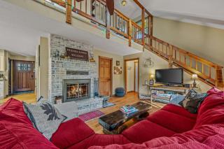 The Fern -- Private - Pet Friendly - Fireplace - River Access - Fire Pit - EV Station - 2