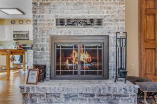 The Fern -- Private - Pet Friendly - Fireplace - River Access - Fire Pit - EV Station - 1