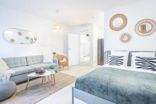 Central - Comfy - NEW - 1